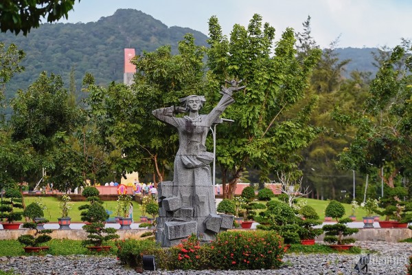 TOUR TÂM LINH MIỀN NAM KHỞI HÀNH TỪ HÀ NỘI & CÁC TỈNH PHÍA BẮC CẦN THƠ – SÓC TRĂNG – CÔN ĐẢO –  TÂY NINH – TP HỒ CHÍ MINH TOUR 5 NGÀY 4 ĐÊM KHÁM PHÁ MIỀN TÂY SÔNG NƯỚC VIẾNG MỘ CHỊ SÁU - NÚI BÀ ĐEN LINH THIÊNG 
