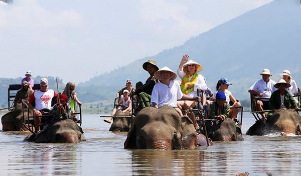 TÂY NGUYÊN ĐẸP NHƯỜNG NÀO KHI HOA DÃ QUỲ VÀNG TƯƠI VÀ HOA CAFE TRẮNG TINH KHÔI NỞ RỘ KHẮP SƯỜN ĐỒI HÙNG VĨ PLEIKU-KONTUM-BUÔN MÊ THUỘT TOUR 5N4Đ TRỌN VẸN VẺ ĐẸP TÂY NGUYÊN KHỞI HÀNH TỪ HÀ NỘI
